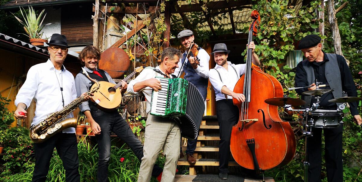 Die Swing-Band „Bauernfänger“ ziehen am 22.10. mit ihren Instrumenten unplugged durch die ZIMBAPARK Mall. 