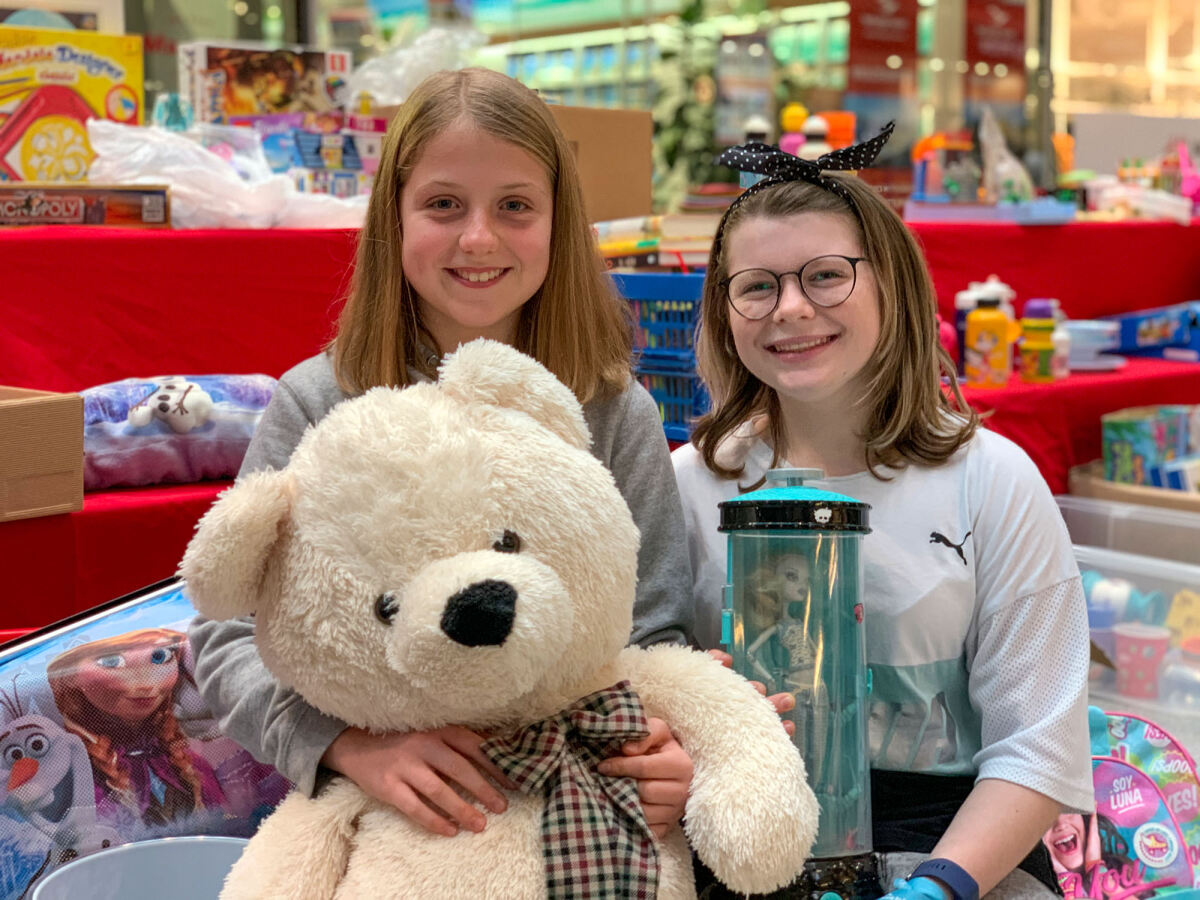 Wie Leonie und Lena können Kinder beim Spielzeugflohmarkt am 15. Februar selbst Verkäufer:innen sein oder Spielzeug-Schnäppchen entdecken.