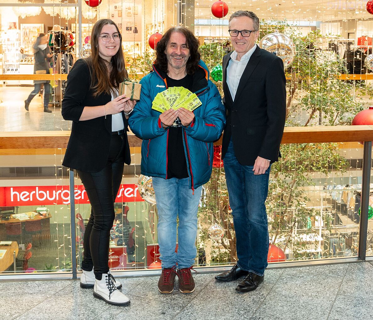 An Obmann Joe Fritsche wurden 5.000 Euro in Form von ZEHNER-Gutscheinen von ZIMBAPARK Center-Manager Walter Simma und Marketing-Leiterin Sarah Durig überreicht.