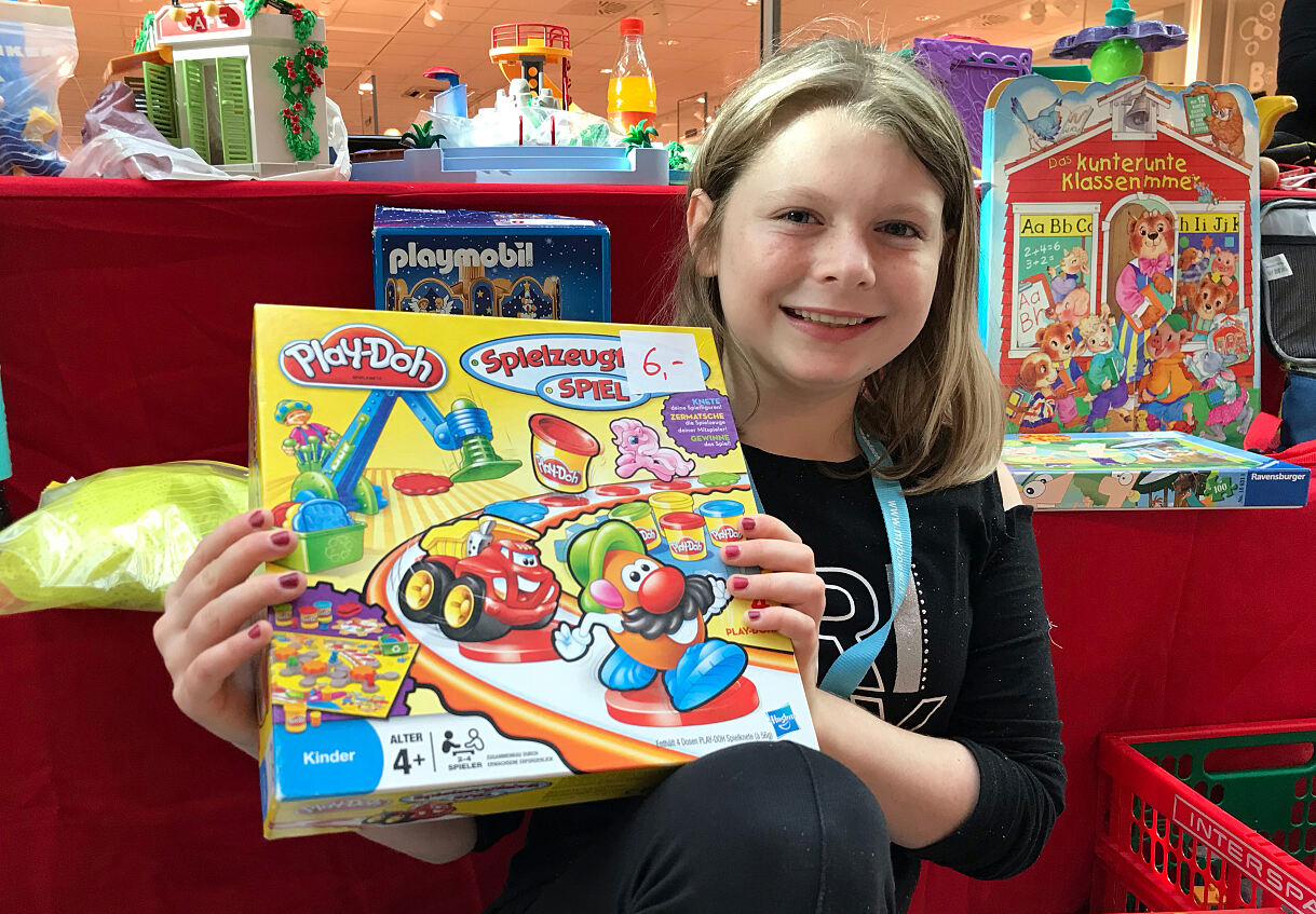 Wie Leonie können Kinder beim Spielzeugflohmarkt am 17. Februar selbst Verkäufer:innen sein oder Spielzeug-Schnäppchen entdecken.