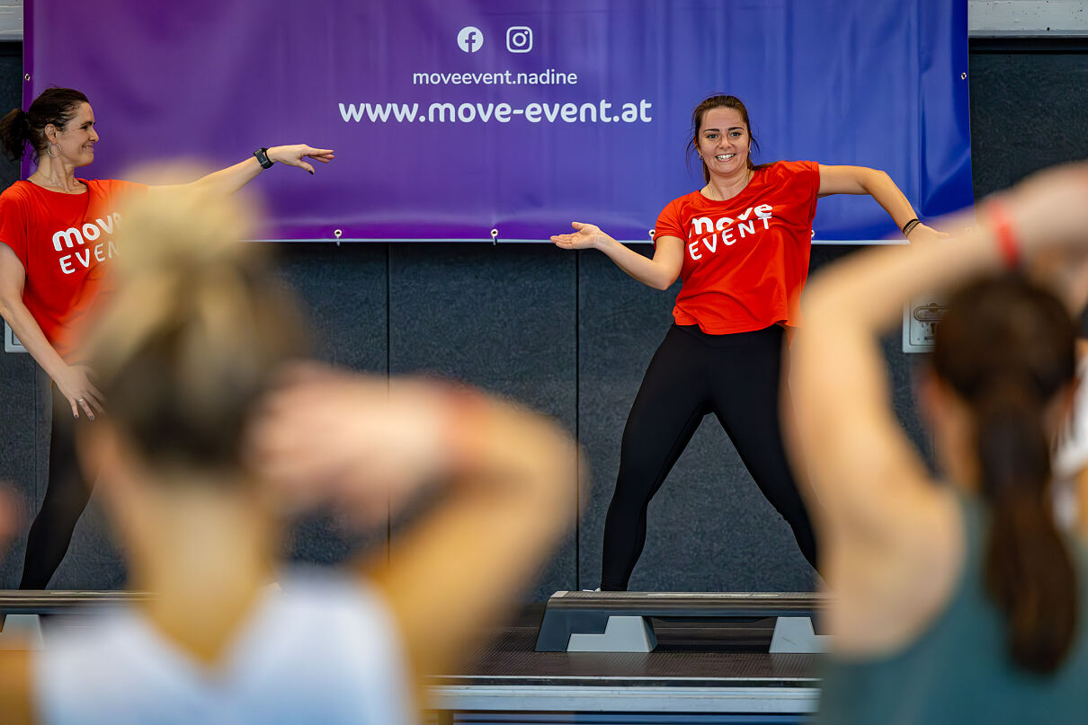 Fit durch den Sommer mit den kostenlosen Dance Aerobic Sessions auf dem ZIMBAPARK Vorplatz in Kooperation mit Move Event. 