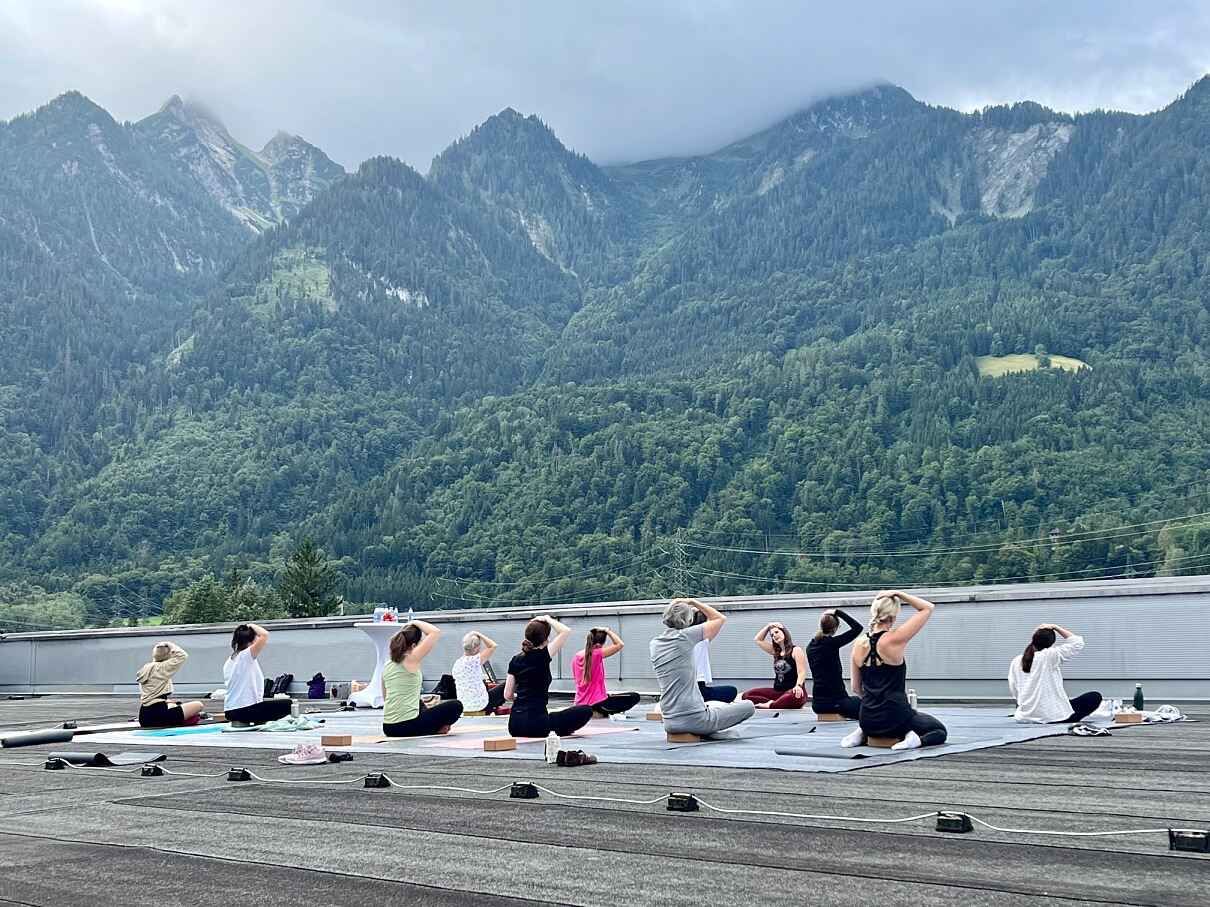 Im August und September finden kostenlose Outdoor-Yogastunden auf dem ZIMBAPARK Dach mit Rundum-Bergpanorama statt. 