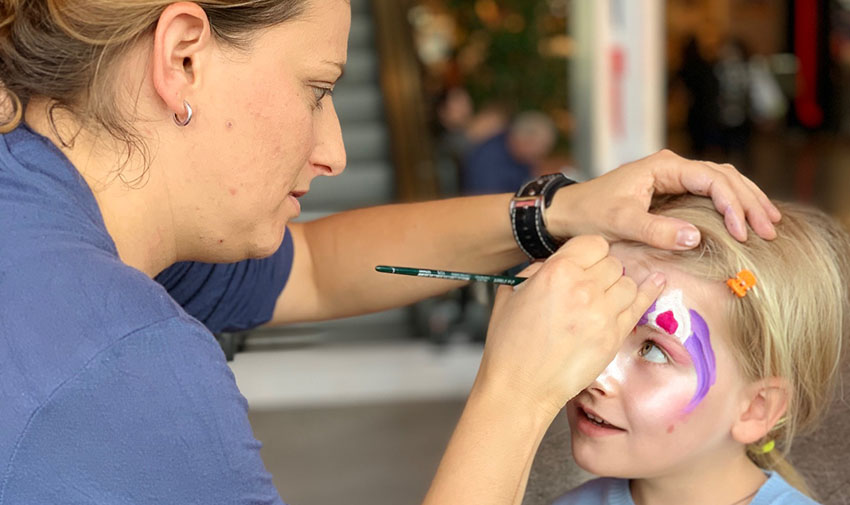 Am Samstag werden die kleinsten Besucher:innen beim Kinderschminken von 10-17 Uhr vor dem INTERSPAR Restaurant im OG, in wilde Tiere, Superheldinnen und -helden und Co. verwandelt.