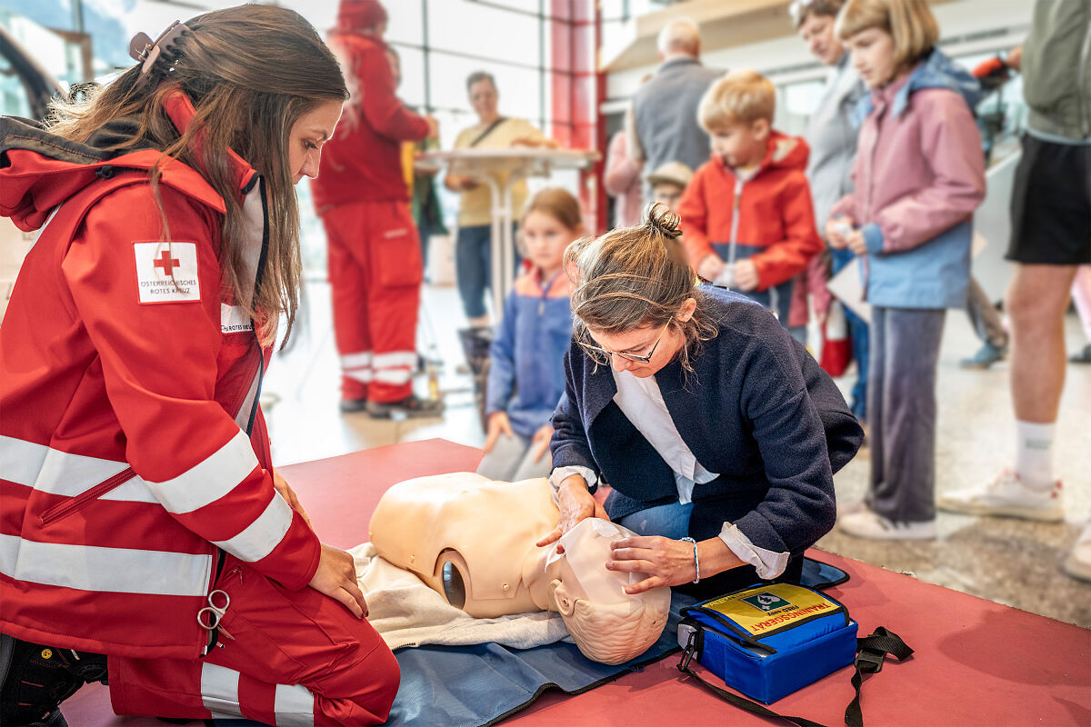 Bild 1_Blaulichttag_Rotes_Kreuz_Reanimation